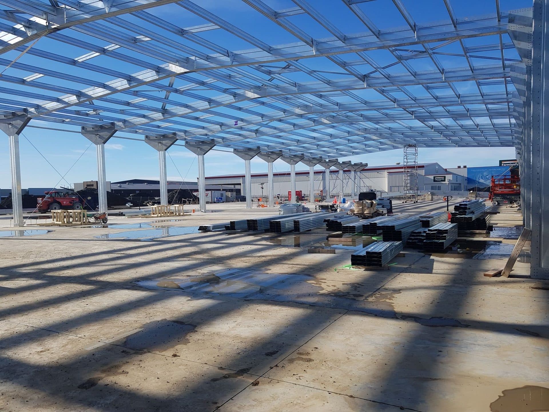Mezzanine support columns bearing onto a concrete floor