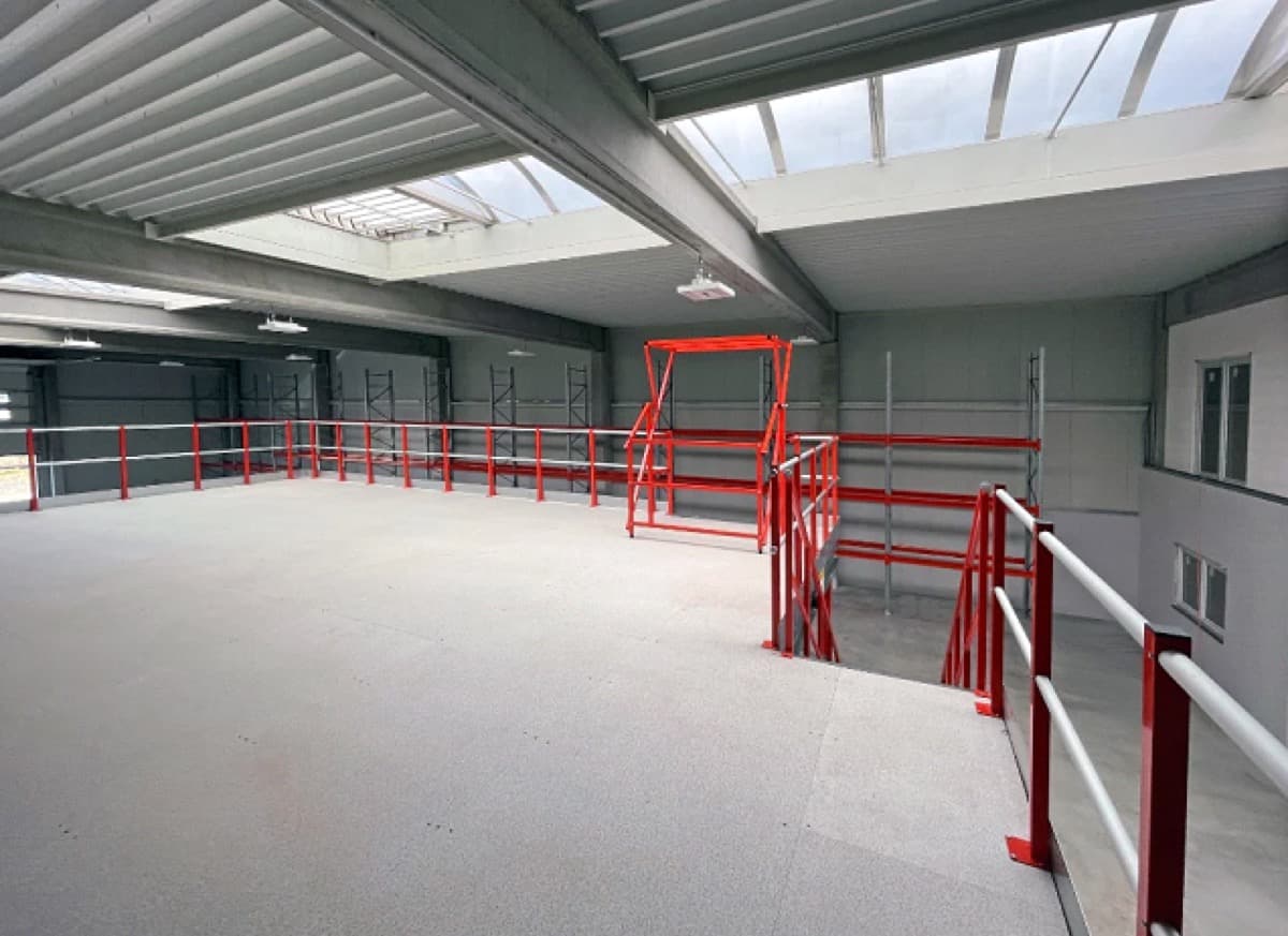 Altivo mezzanine with steel guardrails and access stairs